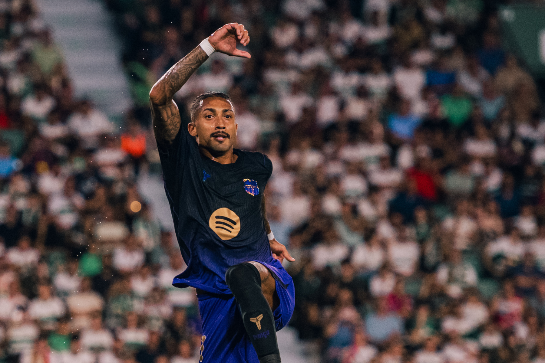 Raphinha brilha, comemora 'à lá Homem-Aranha' e Barcelona goleia Elche pelo Espanhol