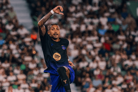 Raphinha comemora gol pelo Barcelona