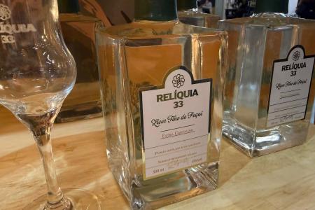 Licor de pequi cristalino da Relíquia 33 • Giullia Gurgel/ Itatiaia