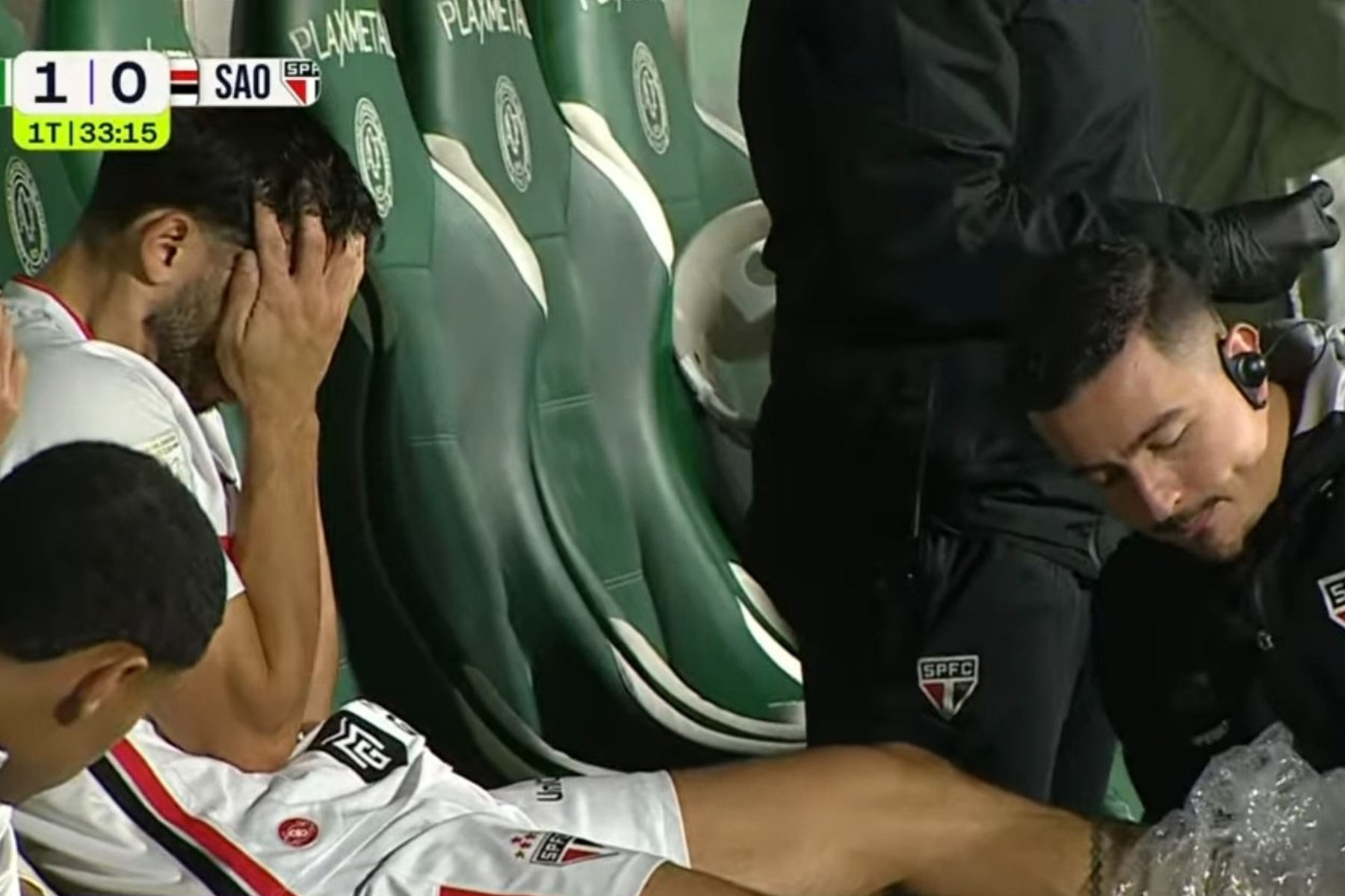 Chapecoense x São Paulo: Calleri sente dor no tornozelo e deixa campo no primeiro tempo