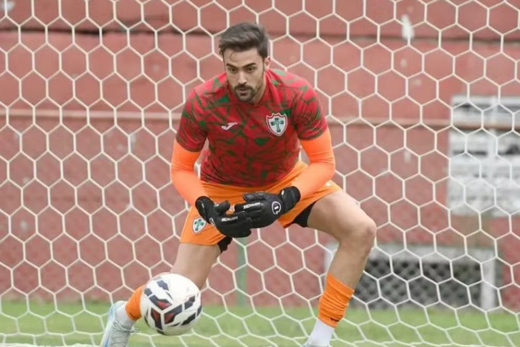 Palmeiras avança em negociações para contratar goleiro após baixa no elenco
