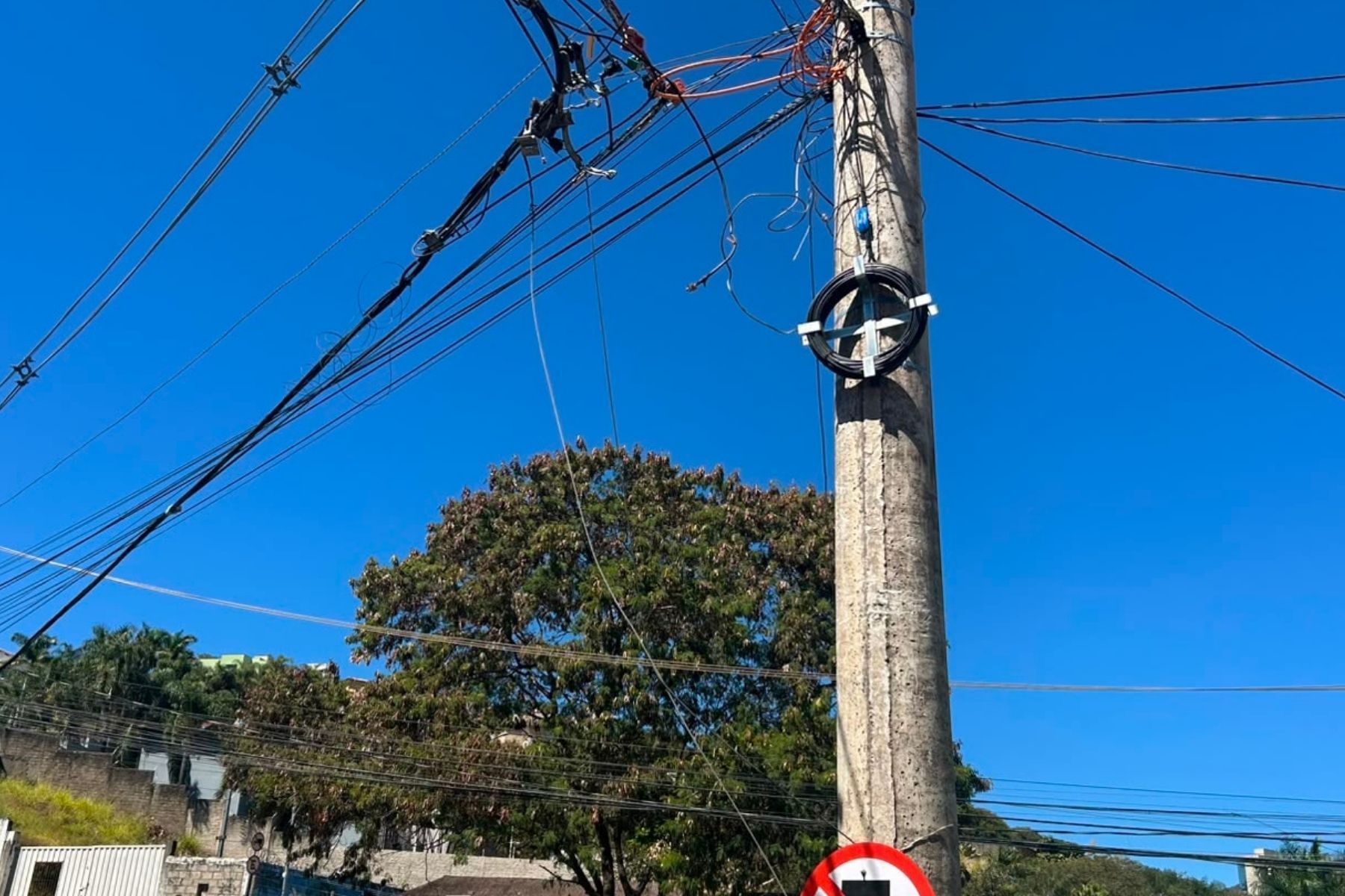 Fiscalização de fios soltos em BH completa três meses com mais de 350 vistorias