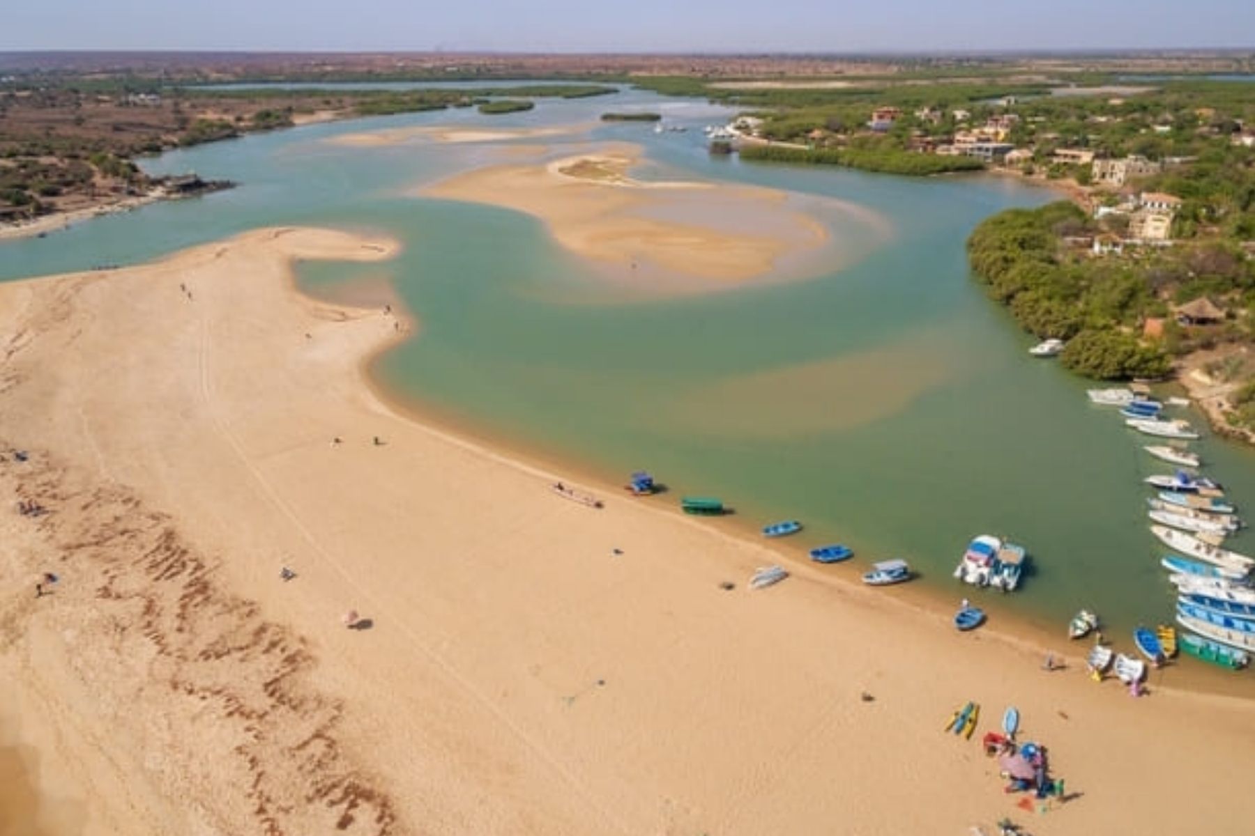 A cidade do Piauí onde dunas gigantes avançam sobre casas e exigem contenção