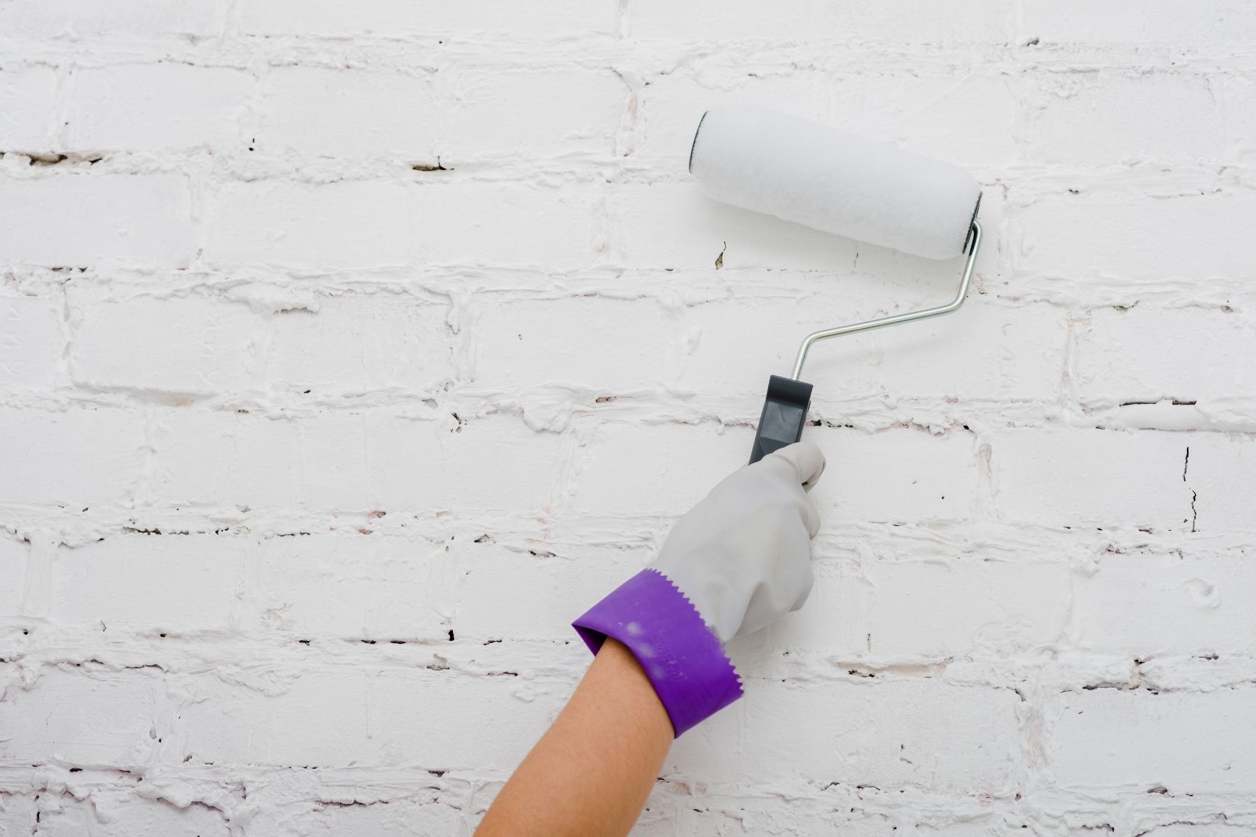 Pintar parede de concreto com cal diluída: técnica tradicional protege a superfície de umidade
