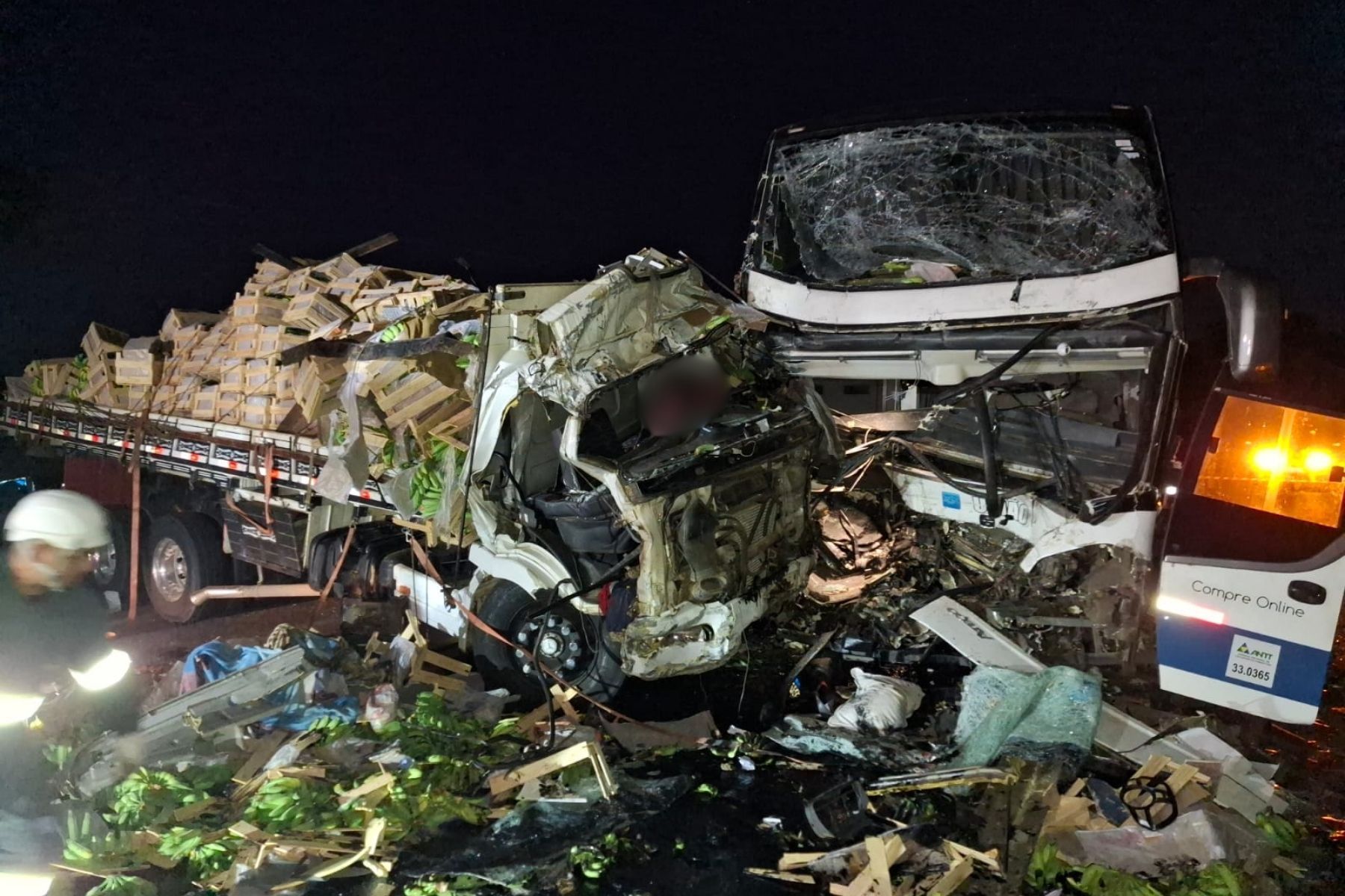 Acidente entre ônibus e caminhão carregado de bananas na BR-116 deixa dois mortos