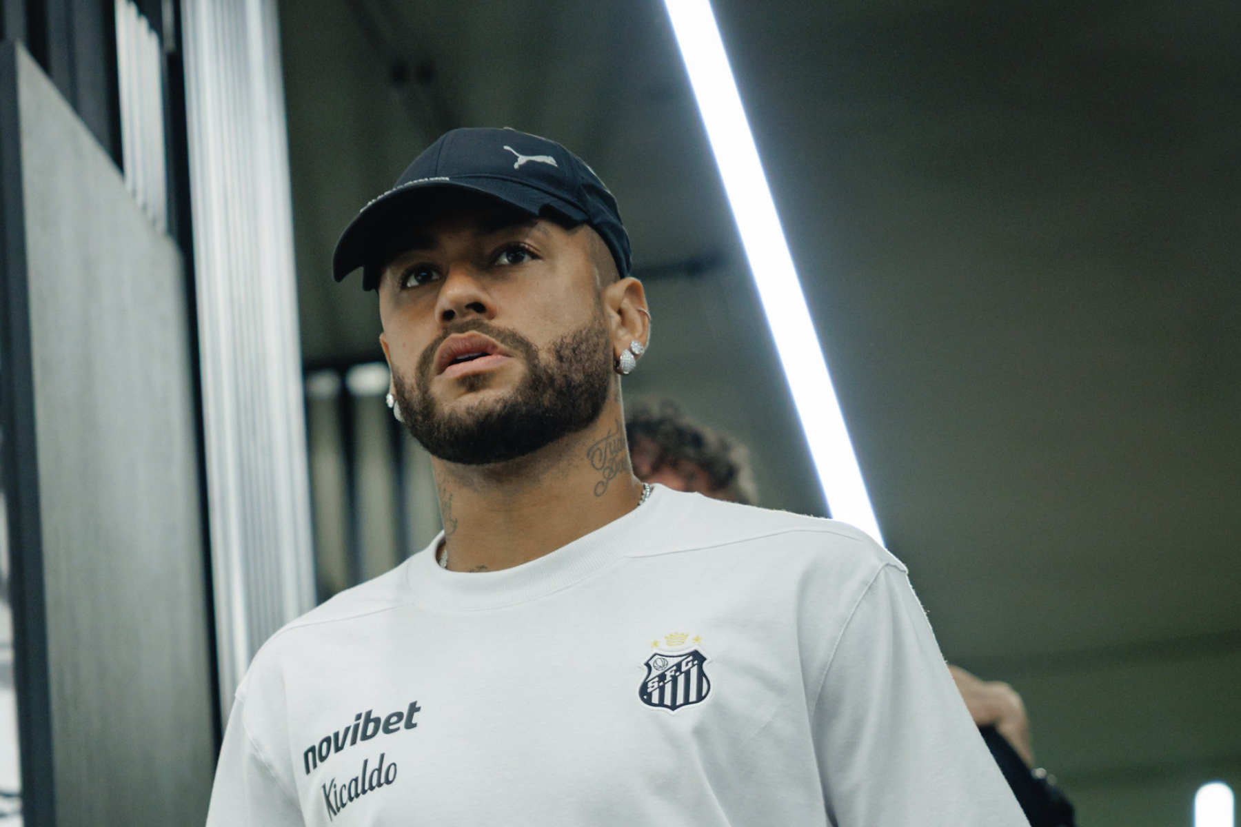 Neymar aceita 'x1' com jornalista no CT do Santos: 'Não vai fugir hein'
