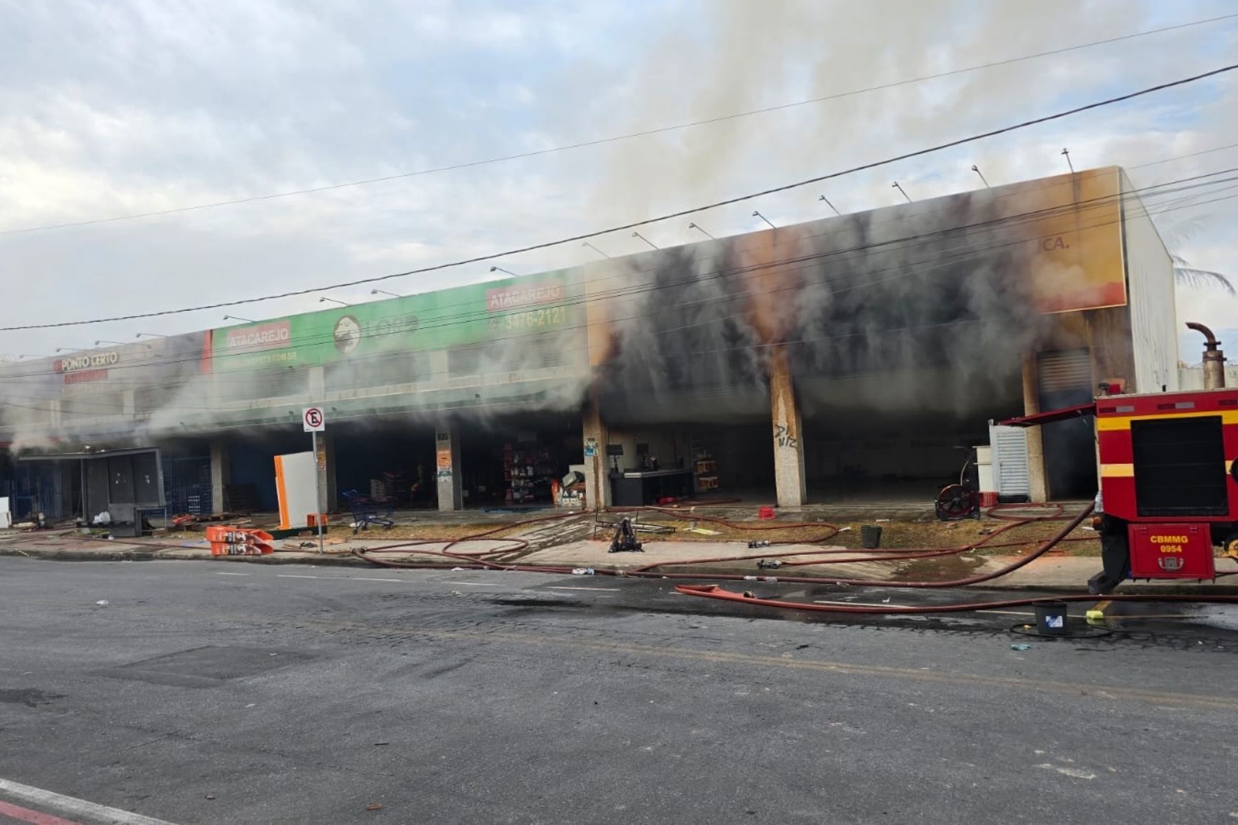 Combate a incêndio em imóveis em Venda Nova, em BH, dura mais de 18 horas