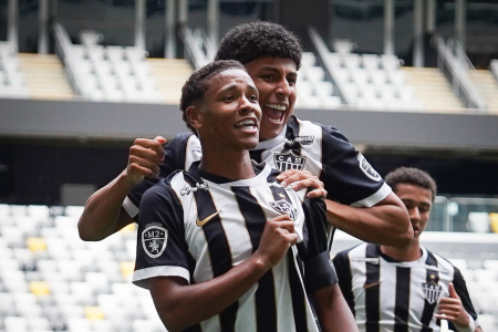 Gabriel Veneno comemora gol pelo Atlético no Campeonato Brasileiro Sub-17
