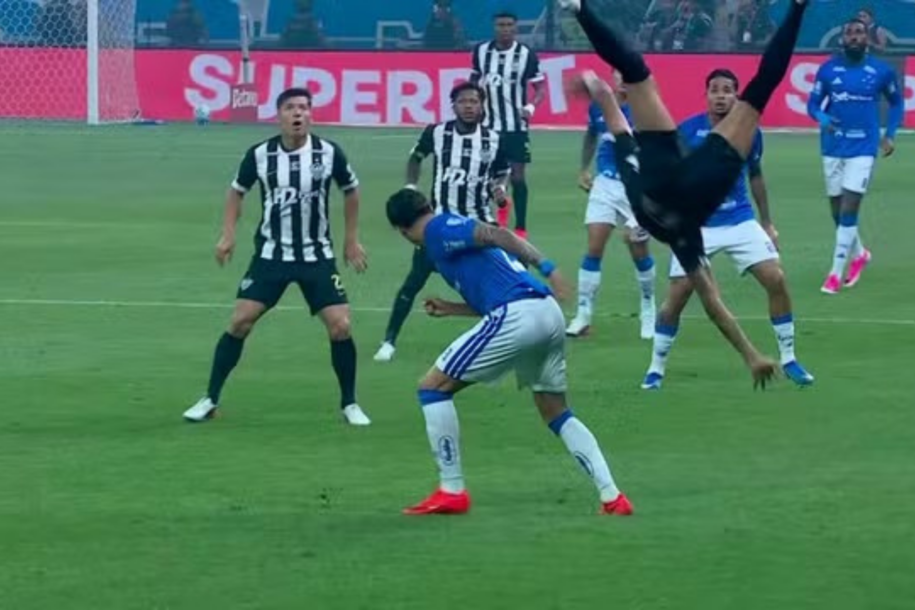 Cruzeiro x Atlético: titular é substituído no primeiro tempo após choque com Kaio Jorge