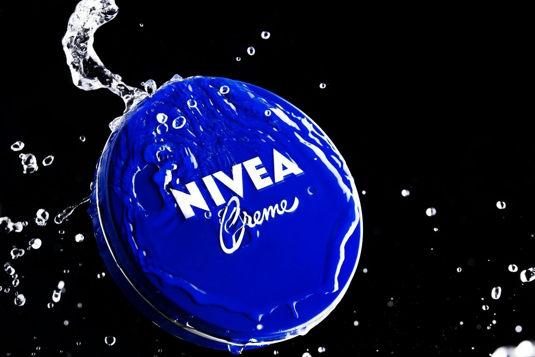 Cabeleireiros concordam: 'O creme Nivea do pote azul é um ótimo aliado para cabelos secos'