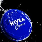 Cabeleireiros concordam: 'O creme Nivea do pote azul é um ótimo aliado para cabelos secos'