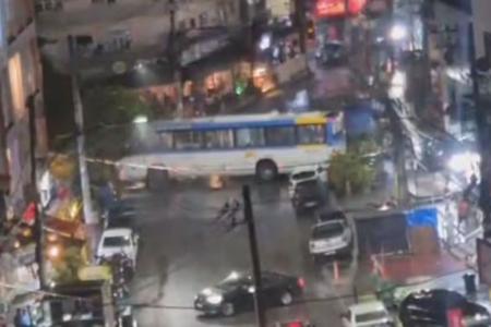 Tiroteio deixa quatro mortos e 14 ônibus interceptados como barricadas na Zona Sudoeste do RJ