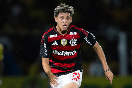 Lucas Vieira, novo reforço do Atlético, em ação pelo Flamengo