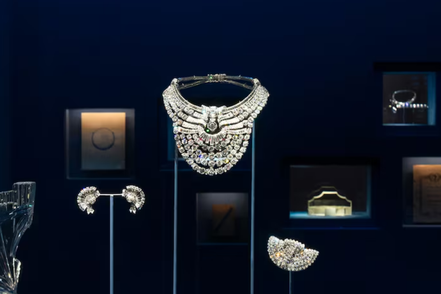 Colar com quase 700 diamantes e avaliado em US$4 milhões é furtado de museu em Viena