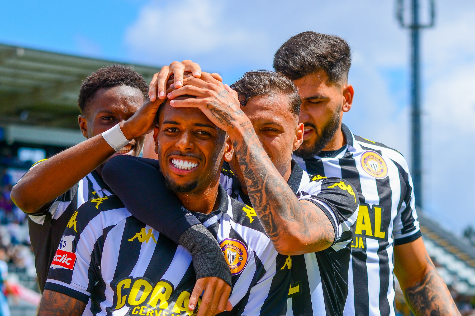 Campeão pelo Cruzeiro celebra primeiro gol por clube europeu, e meia do Atlético reage