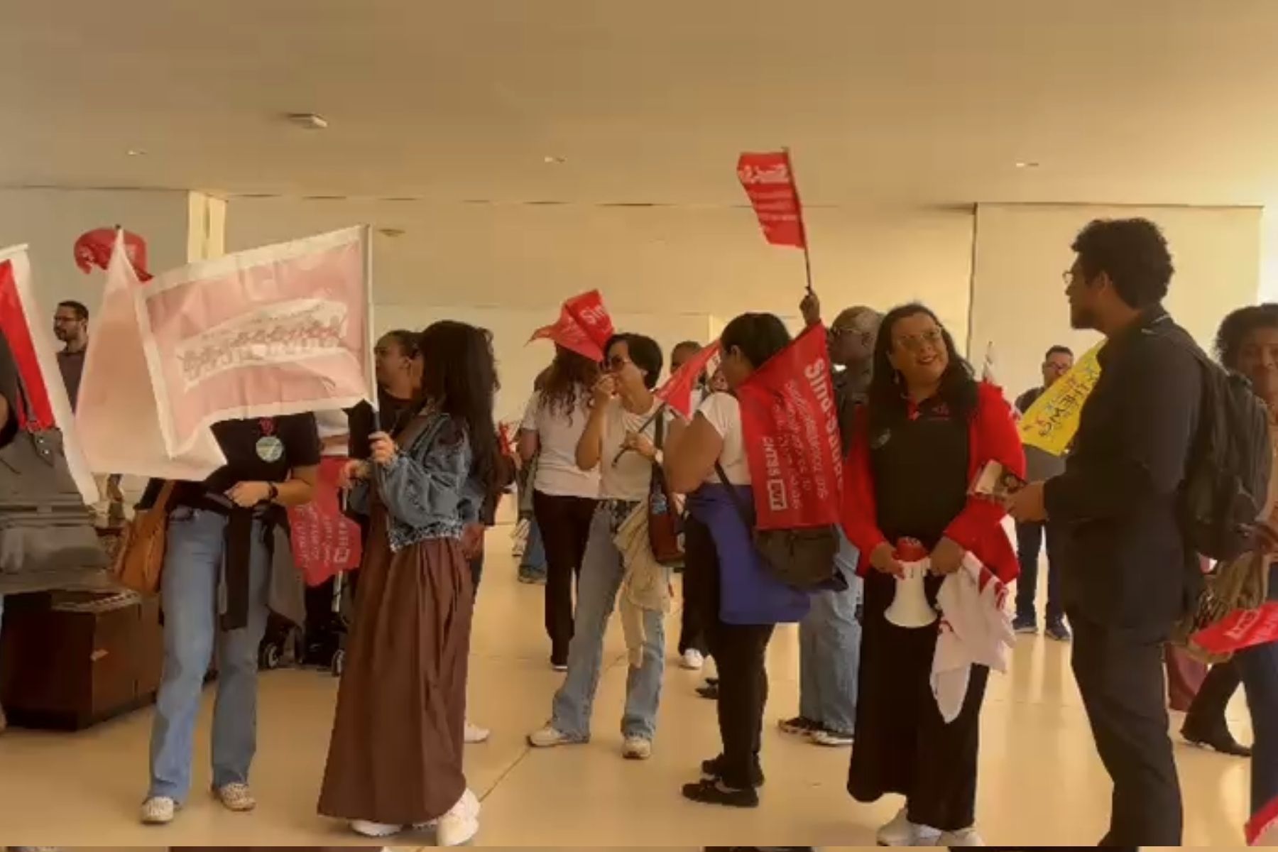Servidores da Saúde de MG protestam na Cidade Administrativa: 'Queremos isonomia'