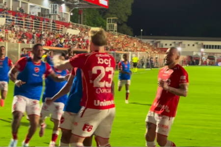 Jogadores do Vila comemoram gol marcado em jogo diante do Ceará