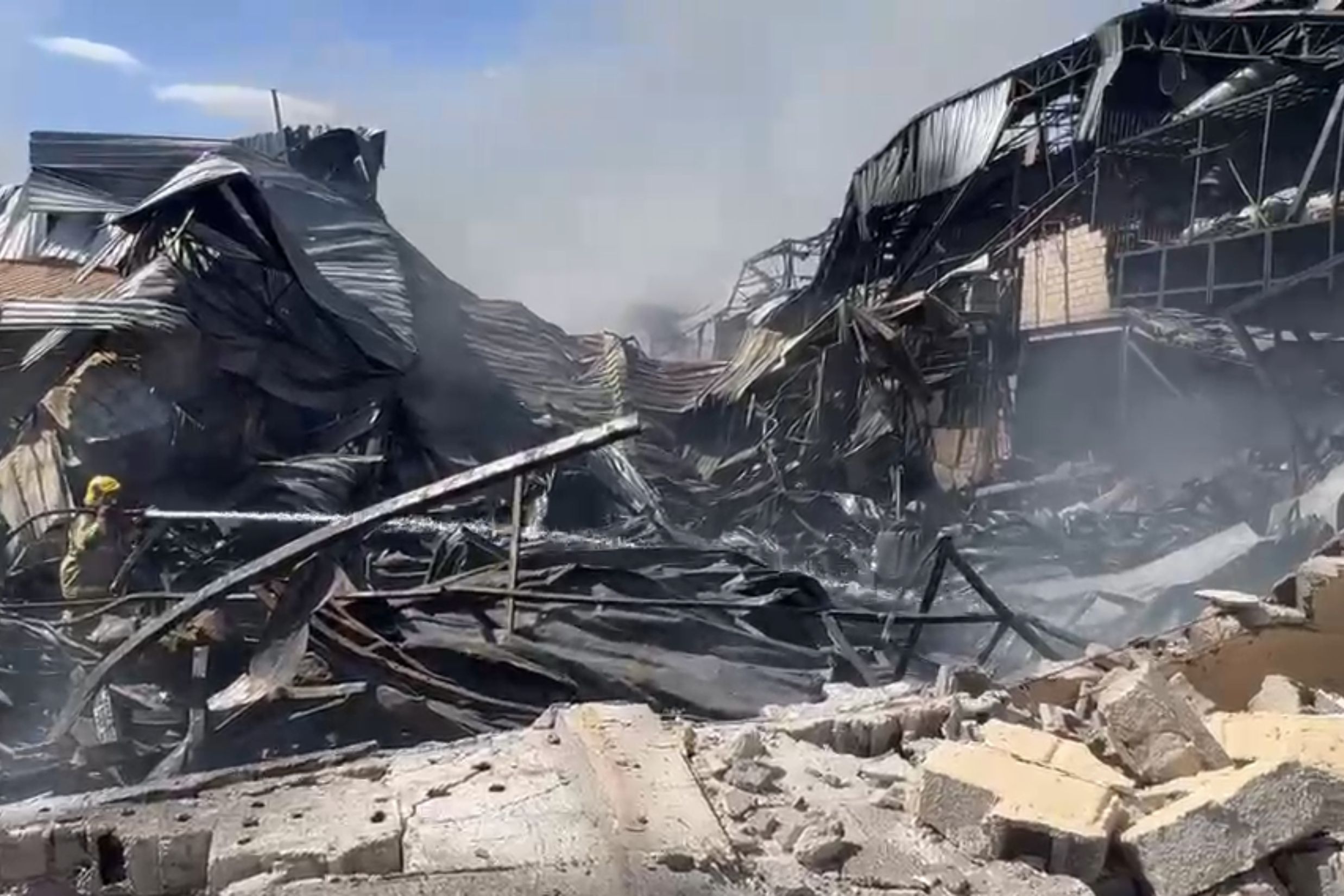 Incêndio em fábrica de BH: bombeiros fazem queima residual de gás para segurança