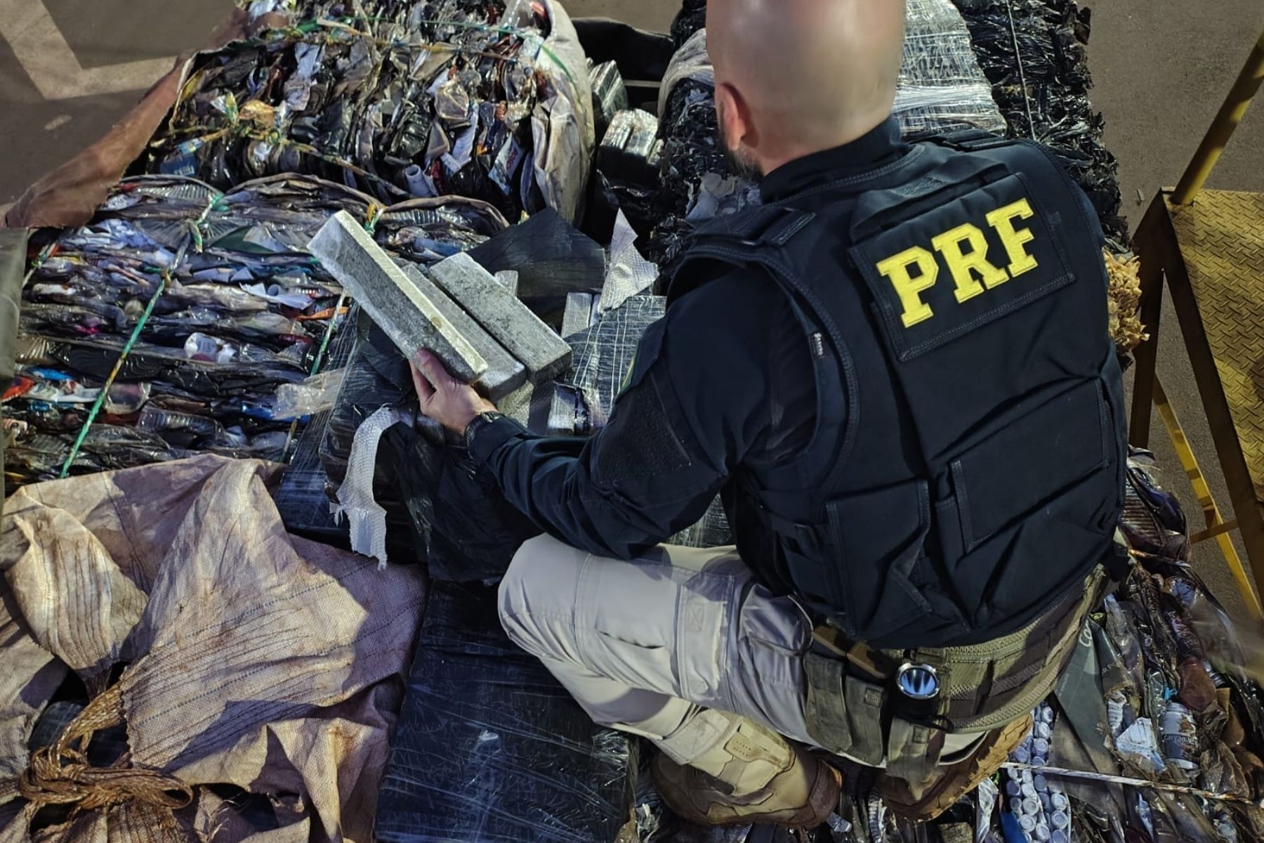 PRF apreende uma tonelada de maconha escondida em carga de sucata na BR-277; motorista é preso