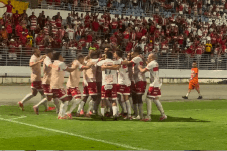 Jogadores do CRB comemoram gol marcado no jogo deste domingo (30)