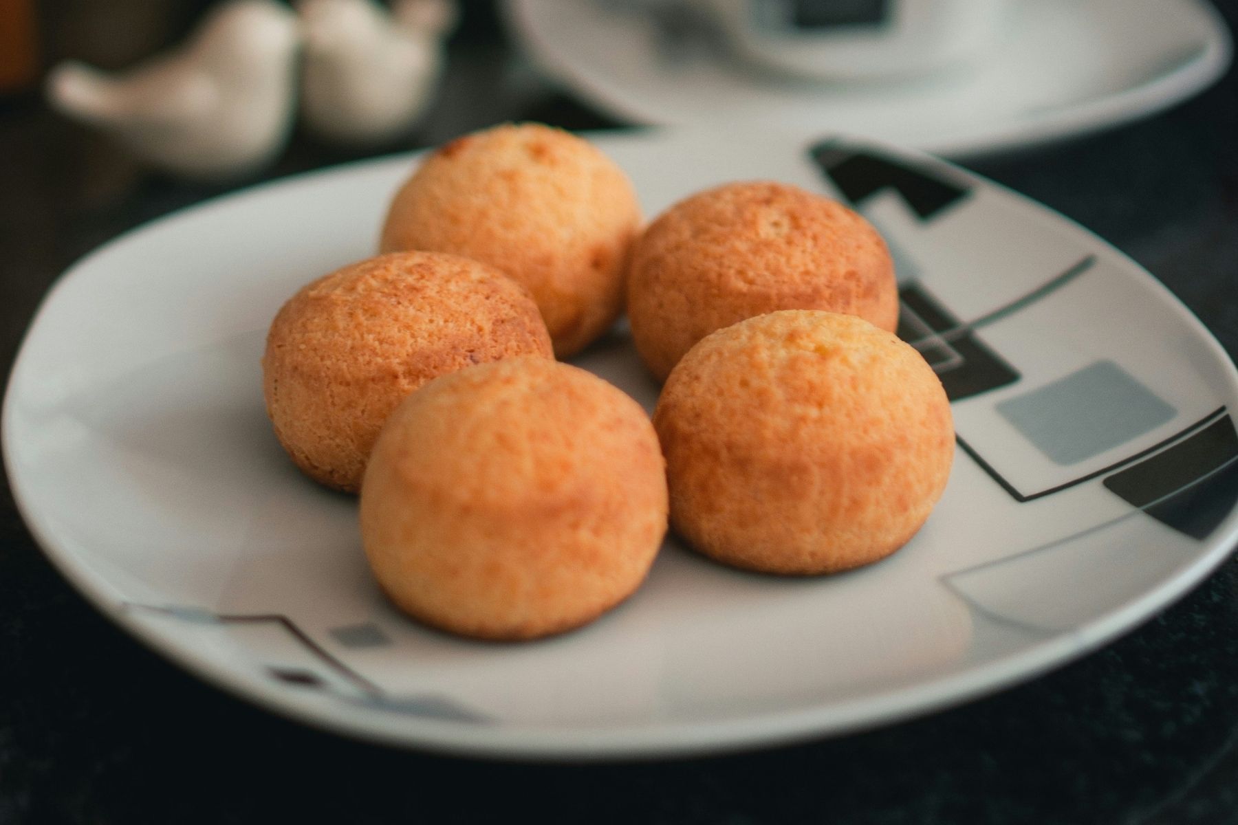Pão de queijo de liquidificador pronto em minutos sem sujeira na cozinha