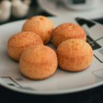 Pão de queijo de liquidificador pronto em minutos sem sujeira na cozinha