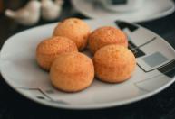 Pão de queijo de liquidificador pronto em minutos sem sujeira na cozinha