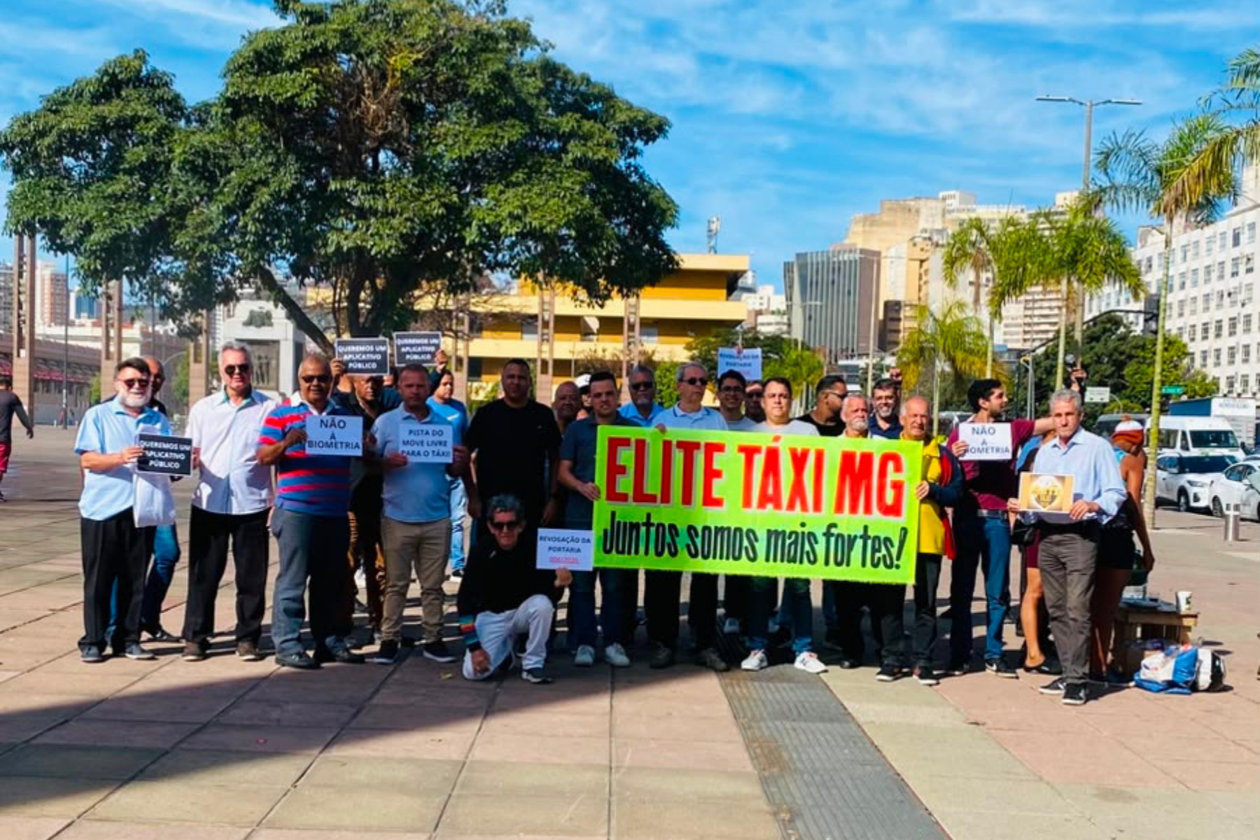 Taxistas protestam contra biometria em BH e pedem suspensão imediata da medida