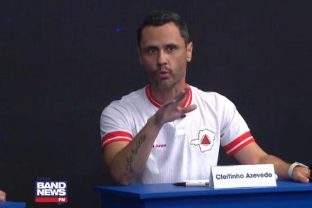 Cleitinho Azevedo em bancada no debate da Band