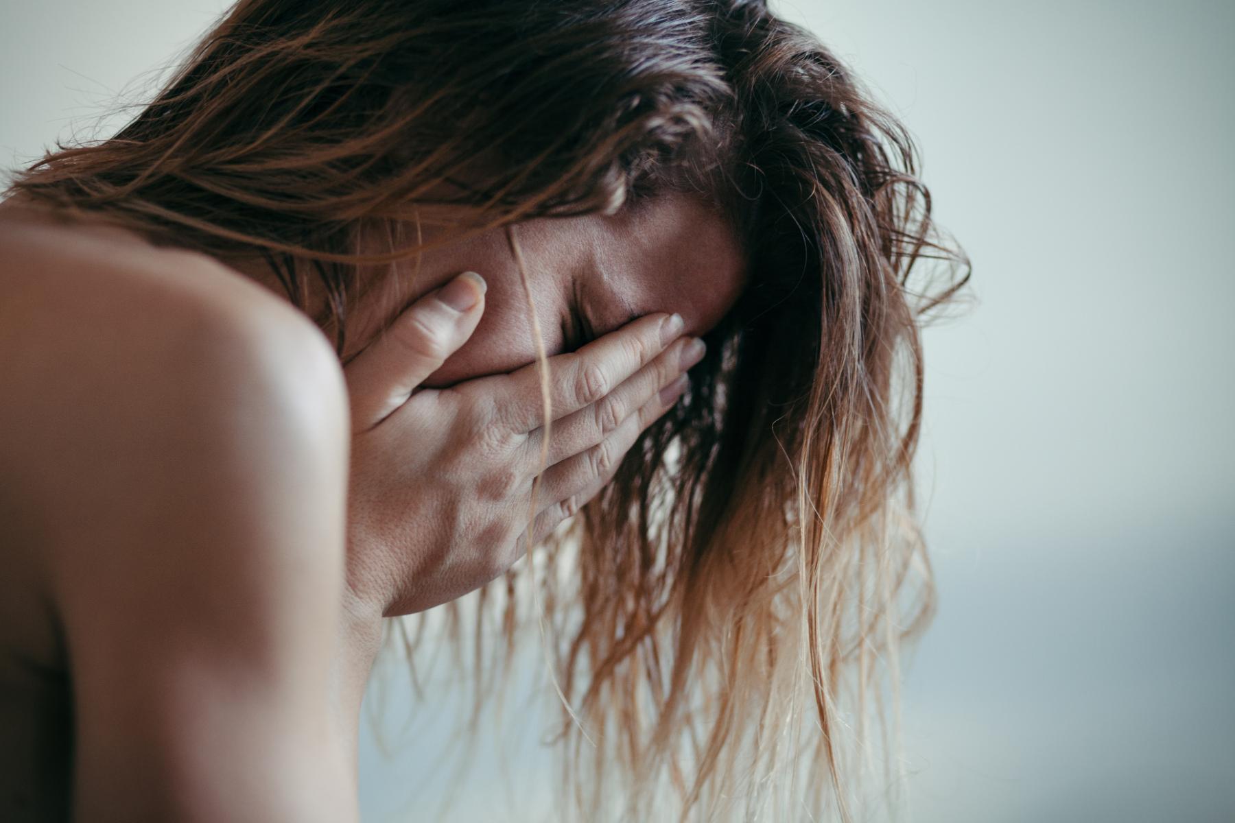 Segundo a psicologia, adultos que se desculpam por tudo tiveram infância controladora; entenda