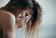 Segundo a psicologia, adultos que se desculpam por tudo tiveram infância controladora; entenda