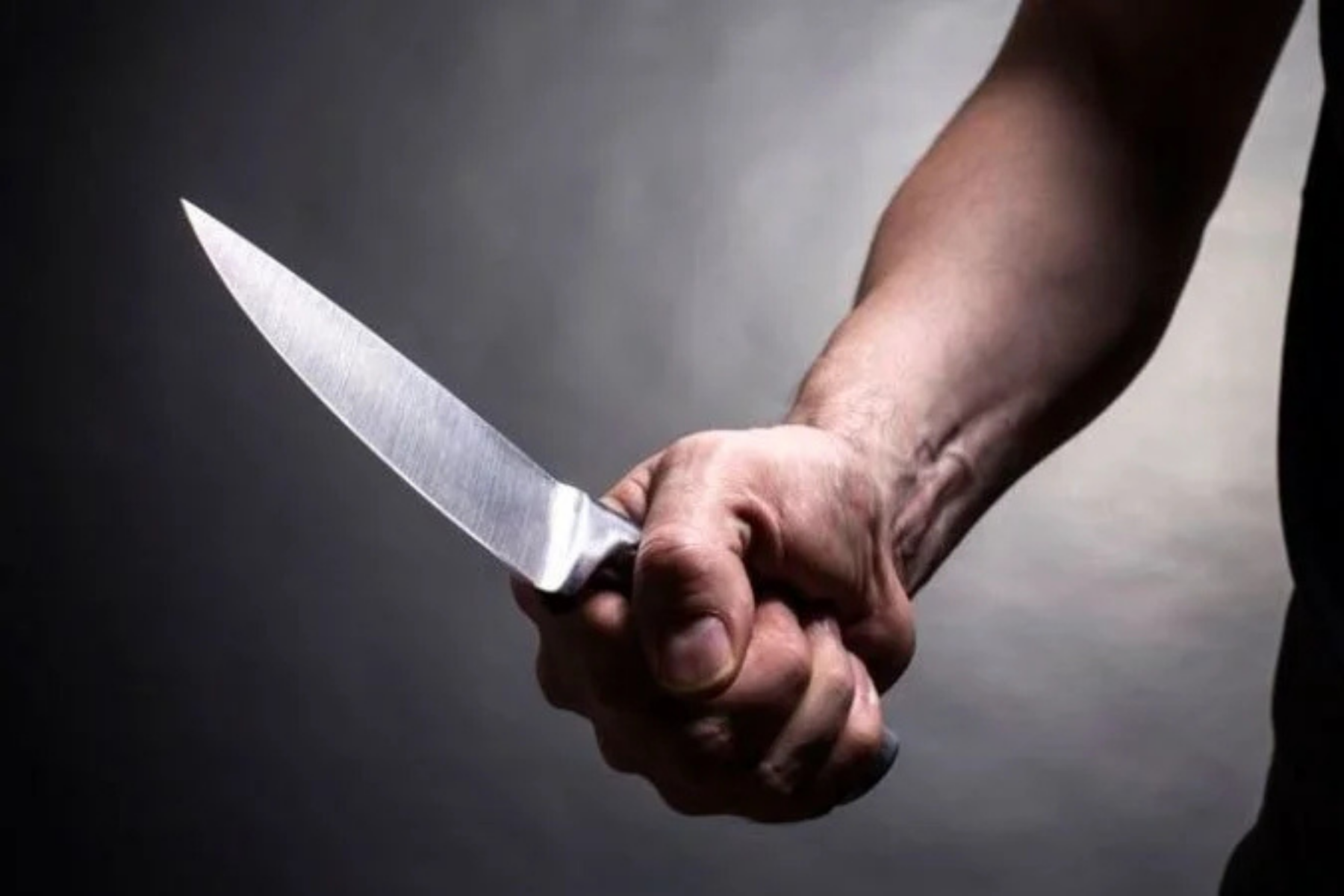 Mulher é morta com golpe de faca do marido na frente dos filhos e de um policial no ES