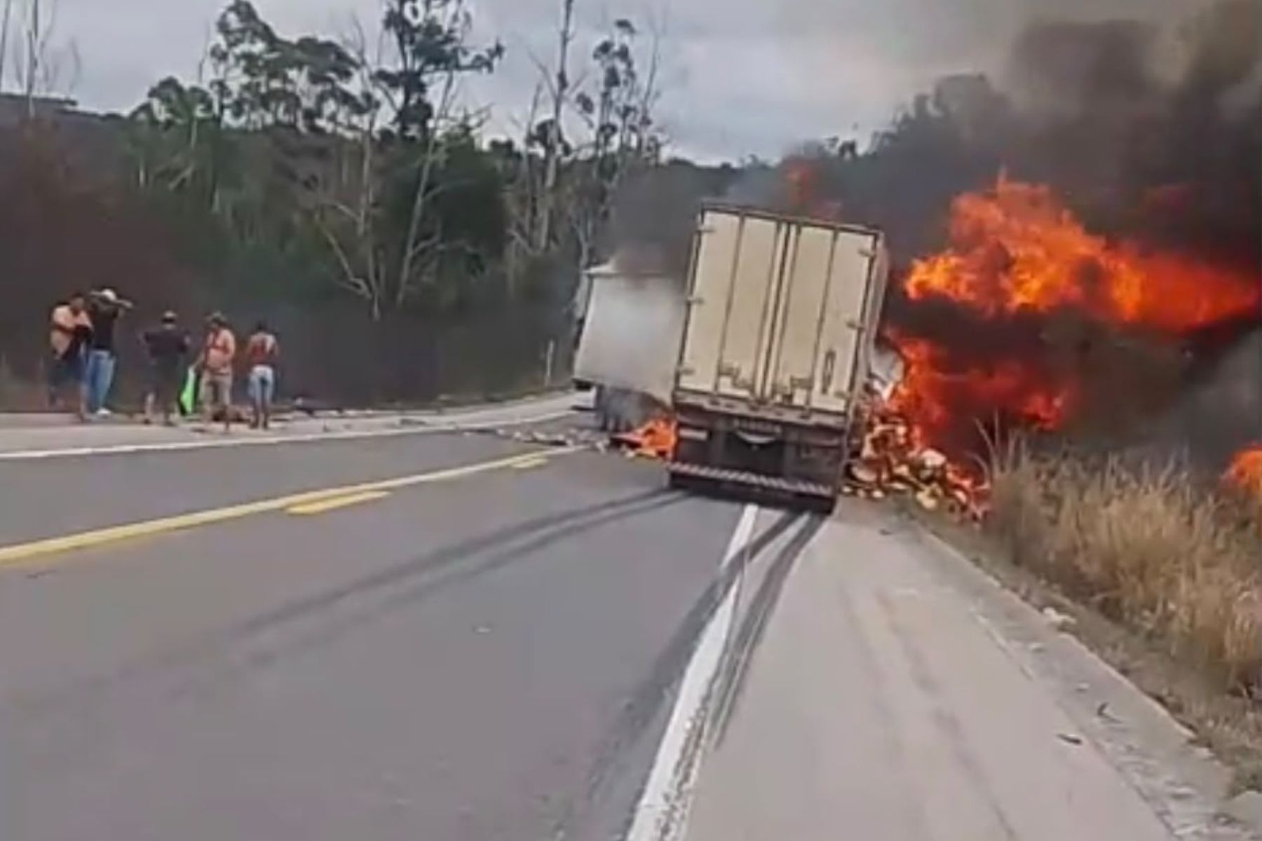 Acidente na BR-251: carretas colidem, pegam fogo e duas pessoas ficam feridas