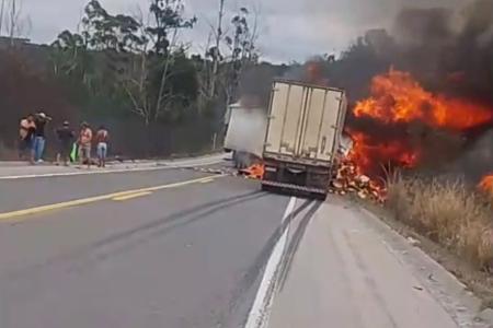 Acidente na BR-251: carretas colidem, pegam fogo e duas pessoas ficam feridas
