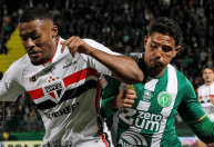 São Paulo perde para lanterna Chapecoense e amplia jejum no Campeonato Brasileiro