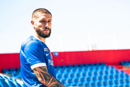 Zé Rafael foi anunciado pelo clube português nesta segunda-feira (24)