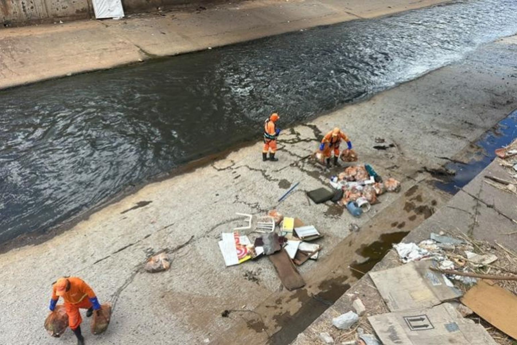 Operação no Ribeirão Arrudas retira quase 43 toneladas de lixo antes das chuvas em BH