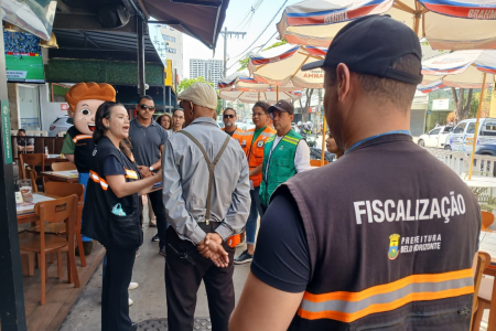 Equipes da Prefeitura estão percorrendo regiões com grande concentração de estabelecimentos comerciais, especialmente bares e restaurantes