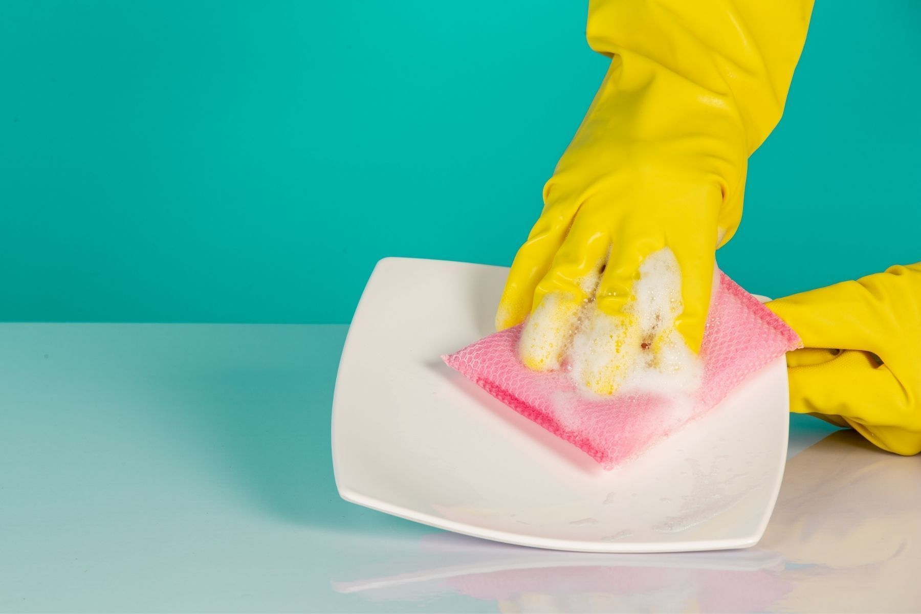 Colocar vinagre branco na esponja de cozinha: para que serve e por que recomendam fazer isso