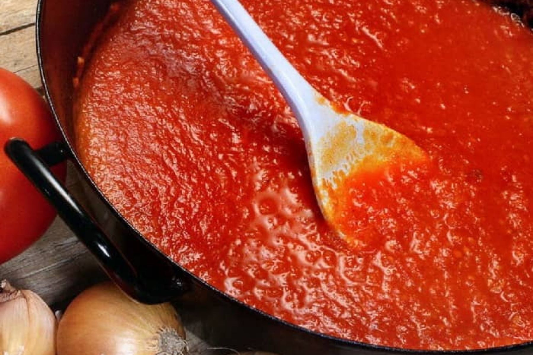 Como preparar molho de tomate sem colocar açúcar para retirar acidez, segundo chefs