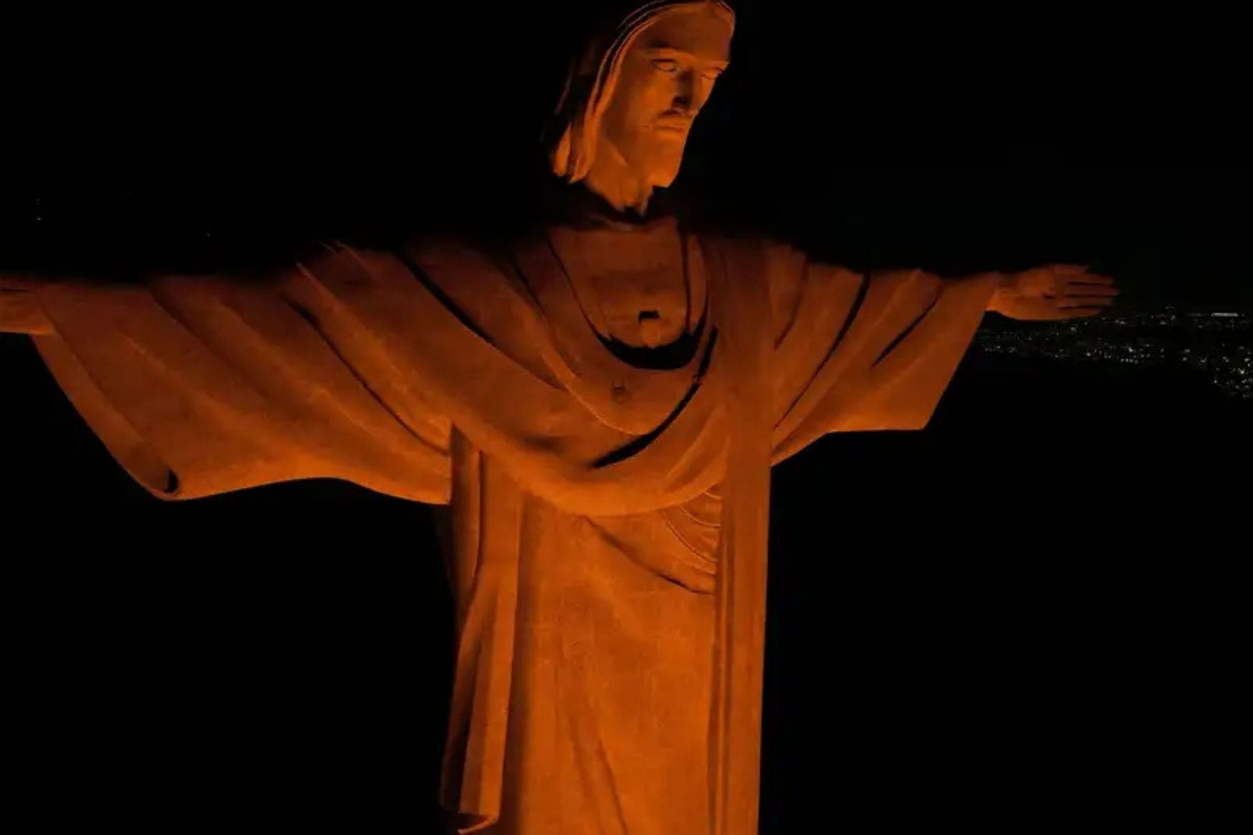 Rio: Cristo Redentor ganha iluminação laranja em conscientização contra o feminicídio