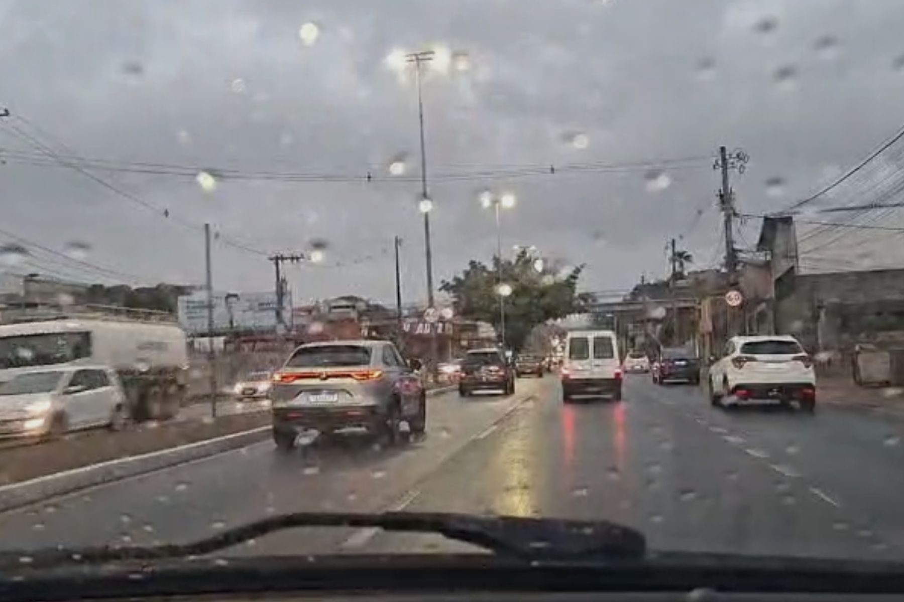 Em dia de chuva e caos no trânsito, BH tem falta de energia nesta quinta (27)