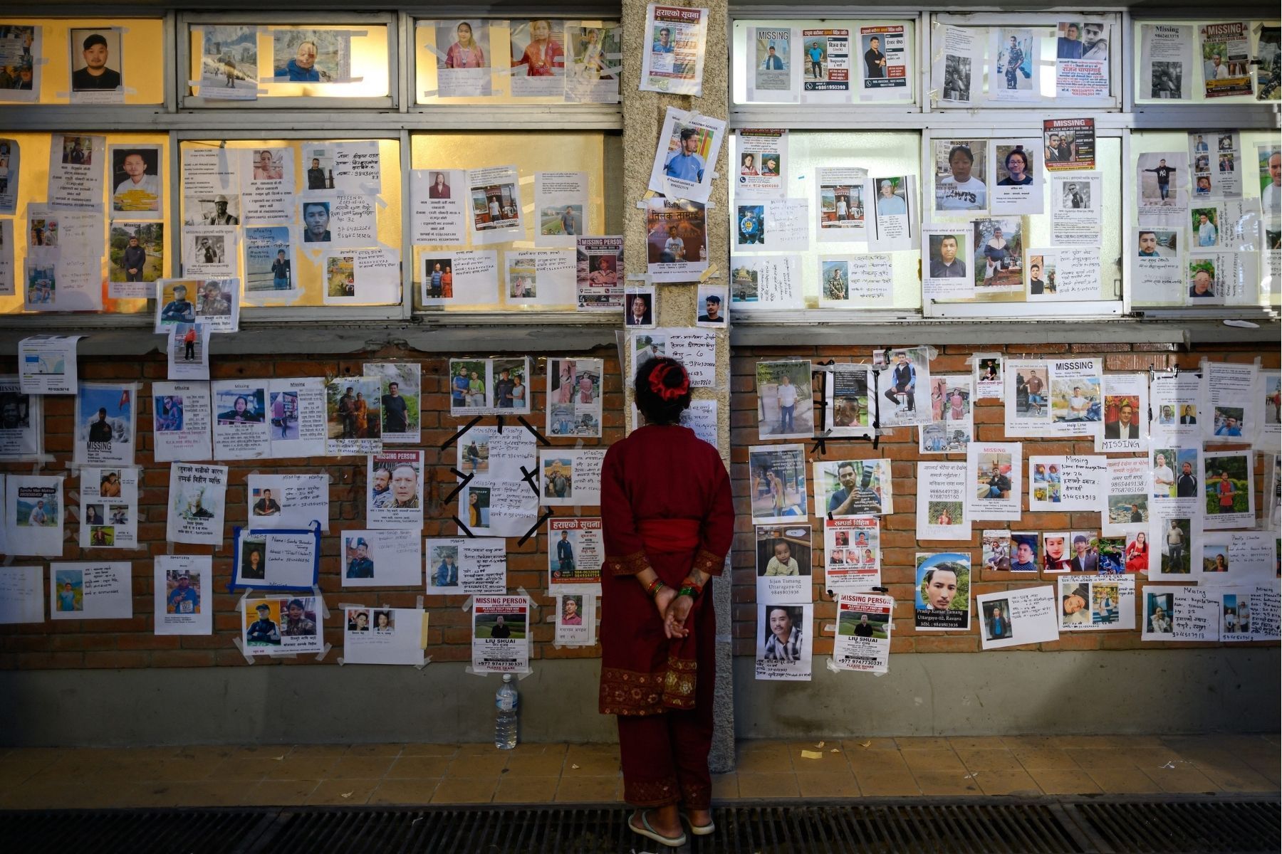 Centenas de cartazes com desaparecidos em enchentes são exibidos em Hospital do Nepal