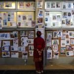 Centenas de cartazes com desaparecidos em enchentes são exibidos em Hospital do Nepal