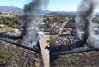 Incêndio atinge pátio de veículos na Grande BH, e mobiliza bombeiros; veja vídeo