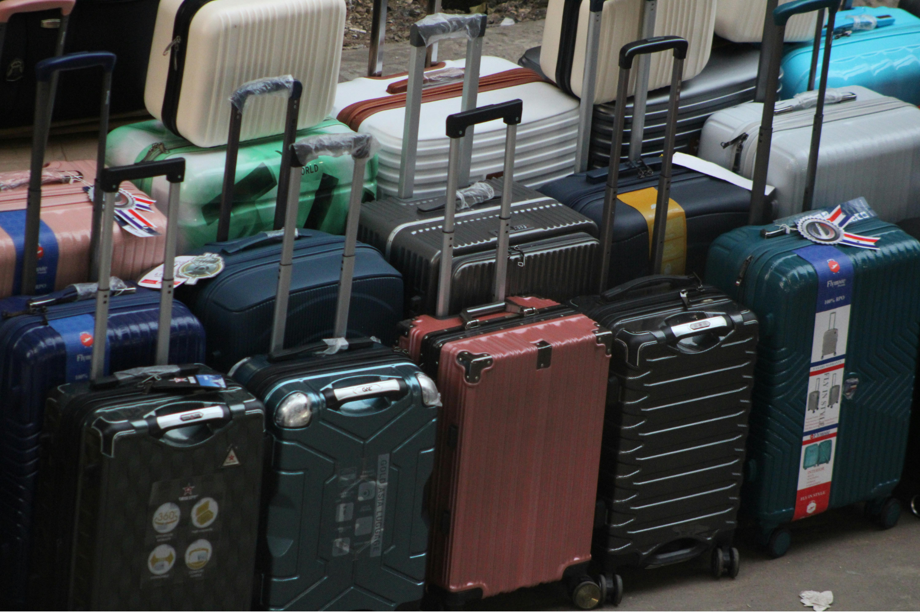Conheça um truque simples com fita adesiva que protege as rodinhas da mala em viagens