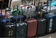 Conheça um truque simples com fita adesiva que protege as rodinhas da mala em viagens