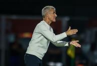 Apesar da crise, técnico Luís Castro enxerga o Grêmio 'no caminho certo'