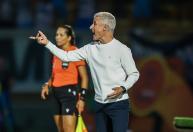 Luís Castro rebate especulações sobre rescisão no Grêmio: 'Falta de respeito'