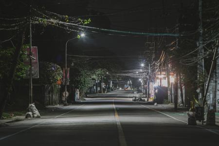 Medo da violência faz 8 em cada 10 brasileiros evitarem sair de casa à noite